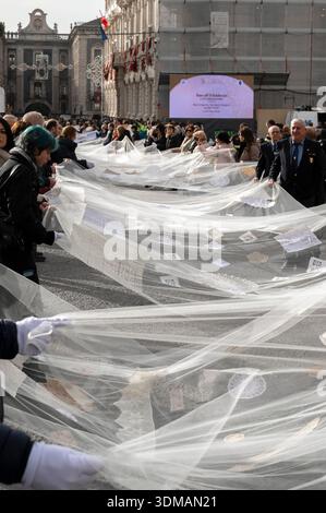 Die Teilnehmer tragen einen langen, gestickten Schleier im Rahmen der neuen Initiative „Tu sei Agata“, die 2026 zum fest der Heiligen Agatha in Catania eingeführt wurde. Die Stockfoto
