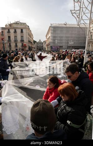 Die Teilnehmer tragen einen langen, gestickten Schleier im Rahmen der neuen Initiative „Tu sei Agata“, die 2026 zum fest der Heiligen Agatha in Catania eingeführt wurde. Die Stockfoto