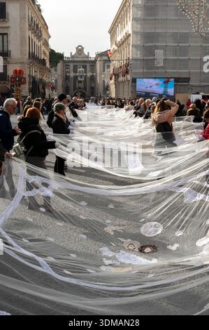 Die Teilnehmer tragen einen langen, gestickten Schleier im Rahmen der neuen Initiative „Tu sei Agata“, die 2026 zum fest der Heiligen Agatha in Catania eingeführt wurde. Die Stockfoto