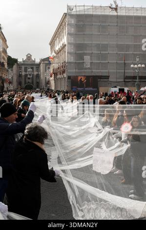Die Teilnehmer tragen einen langen, gestickten Schleier im Rahmen der neuen Initiative „Tu sei Agata“, die 2026 zum fest der Heiligen Agatha in Catania eingeführt wurde. Die Stockfoto