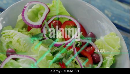Mit weißer Keramikschale mit Butter und Salat und Belag auf blauem Tisch, HUD mit 2159 Stockfoto