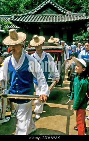 Suwon, Südkorea. Nachstellung einer traditionellen Hochzeitsprozession im koreanischen Folk Village Stockfoto