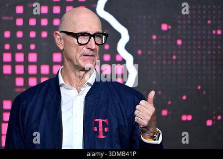 Telekom-Chef Timotheus Höttges, Vorstandsvorsitzender der Deutschen Telekom AG, bei der Eröffnung der 1. KI-Fabrik Deutschlands Industrial AI Cloud im Münchner Tucherpark. München, 04.02.2026 Bayern Deutschland *** Vorstandsvorsitzender der Deutschen Telekom Timotheus Höttges, Vorsitzender des Vorstands der Deutschen Telekom AG, anlässlich der Eröffnung der Germanys 1 AI Fabrik Industrial AI Cloud im Münchner Tucherpark München, 04 02 2026 Bavaria Deutschland Copyright: XDwixAnoraganingrumx Stockfoto
