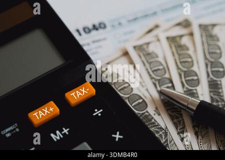 Word Tax. Dokumente.Erfolgsrechnung. Zahlung des Steuersatzes. Steuern, Steuerlast. Wirtschafts- und Steuerkonzept. Stockfoto