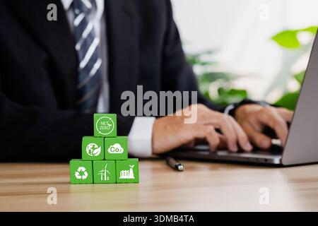 Natürliche Umwelt neutraler Kohlenstoff Eine klimaneutrale langfristige Strategie Ziele für die Treibhausgasemissionen. Geschäftsmann, der Computer für die Online-Verwaltung nutzt Stockfoto
