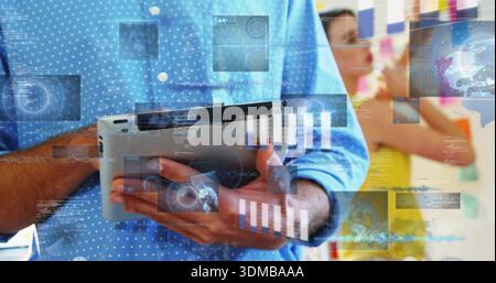 Tablette halten, Mann in gepunktetem Hemd mit HUD am Arbeitsplatz, Kollege in gelbem Oberteil arrangiert Notizen Stockfoto
