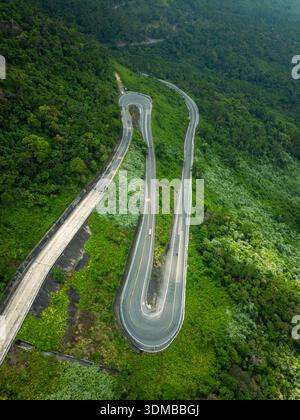 Luftaufnahme Winding Road Üppige Green Forest Mountains Drone Landschaft Stockfoto