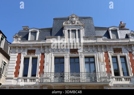 Bâtiment typique, vue de l'extérieur, ville de Montlucon, Département de l'Allier, Frankreich Stockfoto