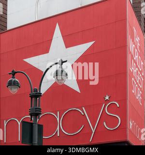 NEW YORK, USA - 18. NOVEMBER 2019: Großes Banner an der Außenseite des Kaufhauses von Macy Stockfoto
