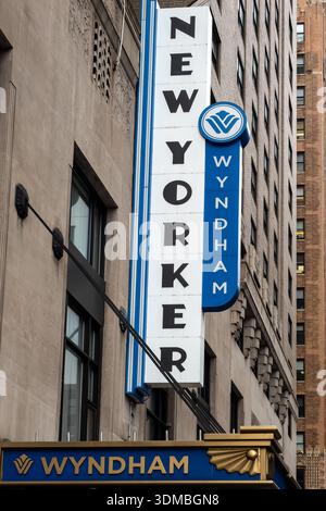 NEW YORK, USA - 18. NOVEMBER 2019: Schild vor dem Wyndham New Yorker Hotel an der Eighth Avenue Stockfoto