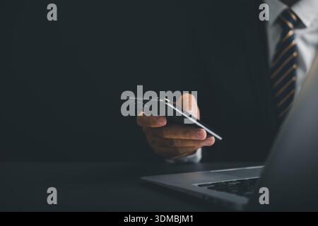 Ein Zeichen des digitalen Zeitalters, eine Nahaufnahme der Hand zeigt eine Pose und Geste mit einem Smartphone, ein wichtiges Zeichen für Geschäftsverbindung und professionelles Netzwerk Stockfoto