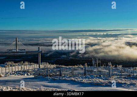 Wolken auf der Bergspitze Stockfoto