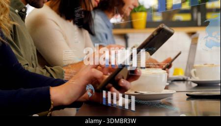 Tippen Sie im Café mit den Händen auf das Tablet, tragen Sie zwanglose Kleidung, arbeiten Sie mit Telefonen, Kaffeetassen und Overlays Stockfoto