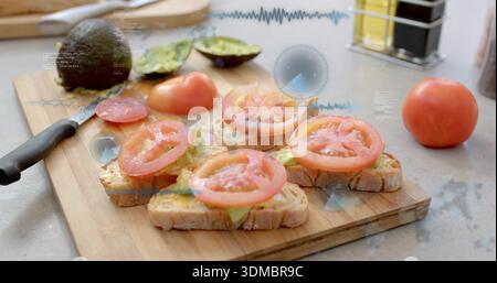 Mit Avocado belegte rustikale Brotscheiben auf hölzernem Schneidebrett in der Wohnküche, mit Messer Stockfoto