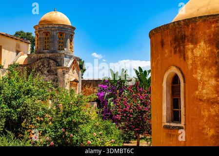 Kloster Agia Triada auf Kreta, Griechenland, in der Nähe der Stadt Chania. Ein griechisch-orthodoxes Kloster. Das Gelände des Klosters der Heiligen Dreifaltigkeit auf Kreta. Stockfoto