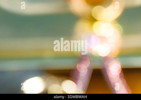 Traumhafte abstrakte Komposition aus lebendigen, verschwommenen Bokeh-Lichtern in mehreren Farbtönen, geeignet für Design, Tapeten und kreative Projekte. Stockfoto