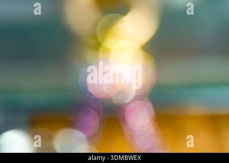 Traumhafte abstrakte Komposition aus lebendigen, verschwommenen Bokeh-Lichtern in mehreren Farbtönen, geeignet für Design, Tapeten und kreative Projekte. Stockfoto