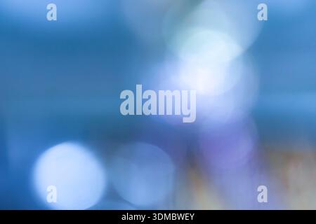 Traumhafte abstrakte Komposition aus lebendigen, verschwommenen Bokeh-Lichtern in mehreren Farbtönen, geeignet für Design, Tapeten und kreative Projekte. Stockfoto