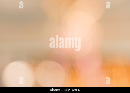 Traumhafte abstrakte Komposition aus lebendigen, verschwommenen Bokeh-Lichtern in mehreren Farbtönen, geeignet für Design, Tapeten und kreative Projekte. Stockfoto