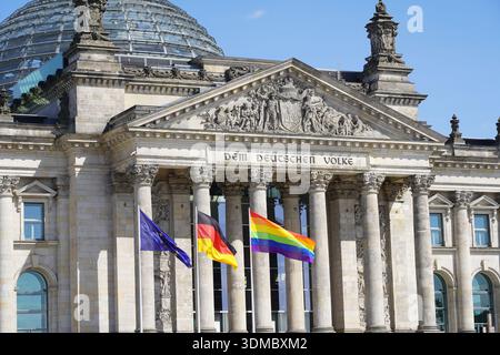 Berlin – 17. Mai 2023: Die Rainbow Pride Flag wurde am Reichstagsgebäude zum Internationalen Tag gegen Homophobie, Biphobie und Transphobie geflogen Stockfoto