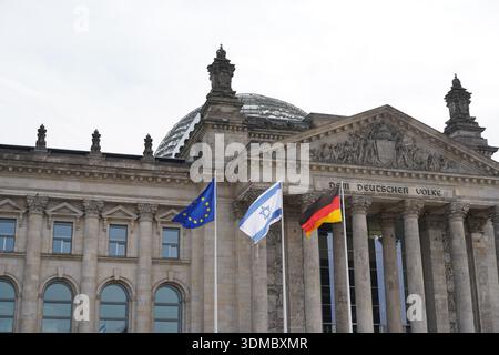Berlin, Deutschland - 6. September 2022: Israelische Flagge im Reichstag während des Staatsbesuchs von Präsident Isaac Herzog Stockfoto