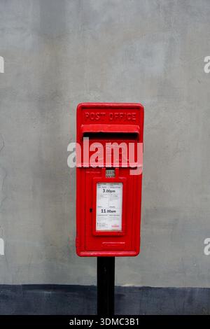 Traditionelles rotes Royal Mail Postfach in Dolwyddelan, Nordwales, Großbritannien Stockfoto
