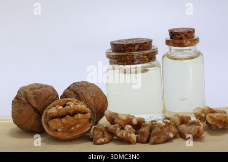 Stillleben mit einer Flasche Walnussöl und Walnüssen Stockfoto