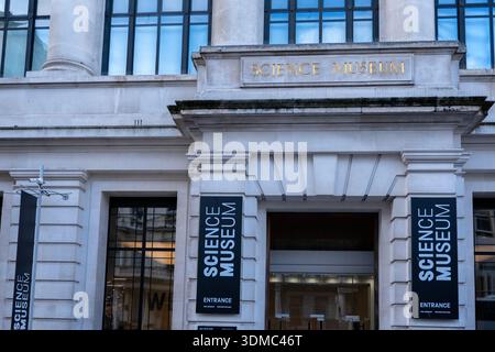 Eintrittsschild für das Science Museum in Kensington, London, zeitgenössisches Museum mit Außendetails Stockfoto