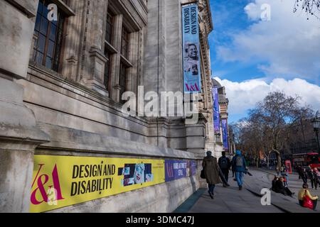 Victoria and Albert Museum, V&A Außenansicht in Kensington London England Design- und Behindertenausstellungswerbung Stockfoto