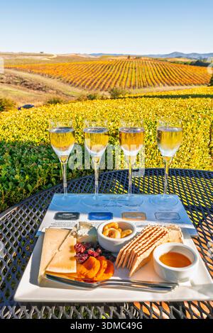 Kombination aus Käse und Snacks, serviert mit einem Flug mit Sekt-Verkostung im Domaine Carneros mit Blick auf die Weinberge in der Los Carneros AVA, Napa Valley, C Stockfoto