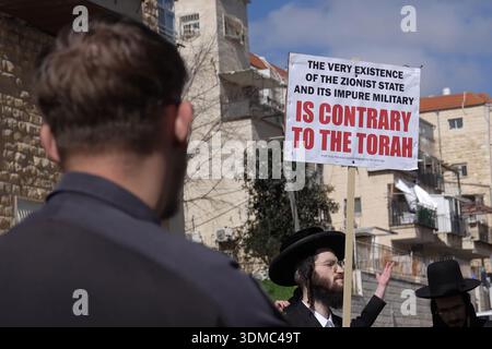 JERUSALEM – 4. FEBRUAR: Ein Haredi-Jude hält ein Schild mit der Aufschrift „die Existenz des zionistischen Staates und seines unreinen Militärs ist im Widerspruch zur Thora“, während sich Ultra-orthodoxe Juden am 4. Februar 2026 zu einem Protest für ihre Befreiung von Israels Militärentwurf vor einem militärischen Rekrutierungsbüro in Jerusalem versammeln. Die Regierung hat versucht, ein neues Gesetz zu verabschieden, das die Befreiung von ultraorthodoxen (haredi) Männern von der Wehrpflicht des Landes wiederherstellt, nachdem das High Court die seit langem bestehende Befreiung für illegal befunden hat. Stockfoto