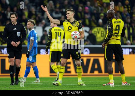 Nico Schlotterbeck (Dortmund) und Serhou Guirassy (Dortmund) während des Bundesliga-Spiels - Borussia Dortmund gegen FC Heidenheim (Ergebnis 3:2) am 1.2.2026 im Signal Iduna Park in Dortmund Stockfoto