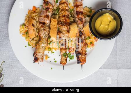 Nahaufnahme von griechischem Souvlaki auf einem Teller in einer griechischen Taverne. Stockfoto