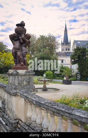 Der Garten des Rathauses in Epernay mit der Kirche Notre Dame im Hintergrund, Epernay, Frankreich Stockfoto