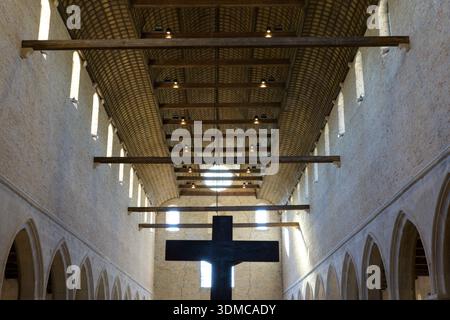 Inneres der Basilika von Aquileia (Basilica di Santa Maria Assunta) mit dreilappiger Holzdecke und -Schiff. Aquileia, Italien. Stockfoto