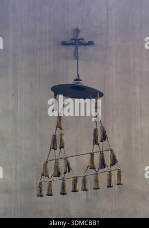 Galero eines Kardinals, der an der Decke der Portinari-Kapelle (Cappella Portinari) in der Basilika Sant Eustorgio, Mailand, Italien hängt. Stockfoto