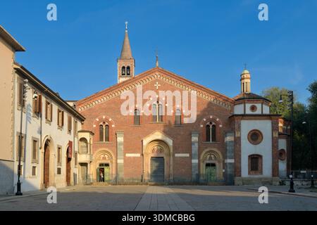 Äußere der Basilika Sant'Eustorgio (Basilica di Sant'Eustorgio) in Mailand, Italien. Antike romanische und gotische Ziegelfassade mit Portinari-Kapelle. Stockfoto