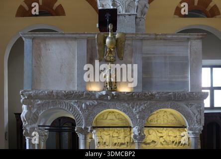 Romanische Kanzel von Stilicho (Ambone di Stilicone) in Basilica di Sant Ambrogio, Mailand, Italien. Mittelalterliche Marmorskulptur und frühchristlicher Sarkopha Stockfoto