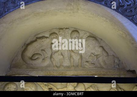 Detail der romanischen Kanzel von Stilicho (Ambone di Stilicone) in Basilica di Sant Ambrogio, Mailand, Italien. Mittelalterliche Marmorskulptur und frühe Christia Stockfoto