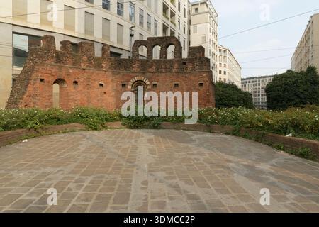 Ruinen der Krypta von San Giovanni in Conca (Cripta di San Giovanni in Conca) auf der Piazza Missori, Mailand, Italien. Die romanische Apsis ist in einem urbanen qm erhalten Stockfoto