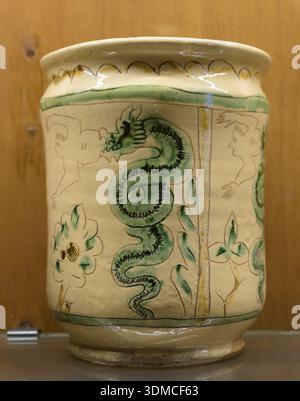 19. Bis 20. Jahrhundert Loretz Keramik Albarello mit Darstellung des „Biscione“ der Familie Visconti (Schlange, die einen Mann verschlingt), Mailänder Emblem, Castello Sforzesco. Stockfoto