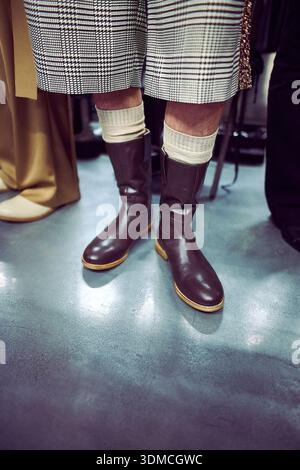 Ein Model zeigt Schuhe und karierte Shorts hinter der Bühne vor der Modenschau Miguel Vieira während der Mailänder Fashion Week Stockfoto