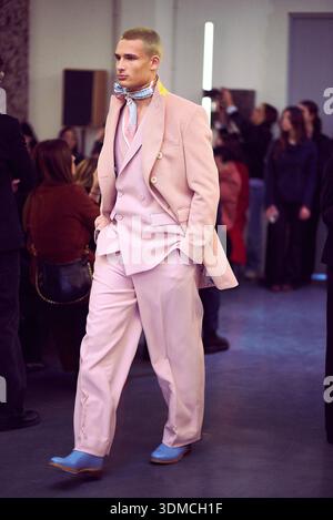 Mailand, Italien – 19. Januar 2026: Während der Modeschau Miguel Vieira auf der Mailänder Fashion Week spaziert ein Model auf der Laufbahn. Stockfoto