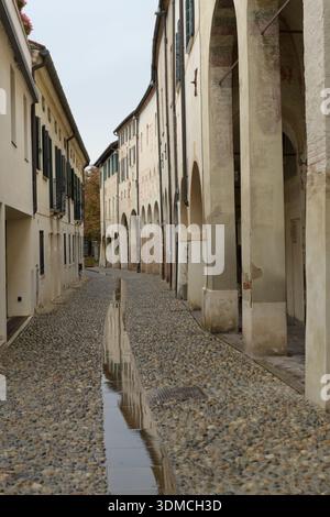 Malerische Kopfsteinpflasterstraße „portici“ mit einem Kanal in Treviso, Italien, bekannt als „kleines Venedig“. Stockfoto