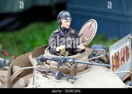 Nahaufnahme eines Modells eines deutschen Panzerkommandeurs aus dem Zweiten Weltkrieg an der offenen Luke, umgeben von Waffen, beim Wehrfest We will Meet Again Stockfoto