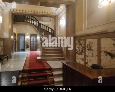 Detail der klassischen und luxuriösen Lobby eines Wohngebäudes in der Muntaner Straße in Barcelona, ​​large Raum mit rotem Teppich auf den Treppen und c Stockfoto
