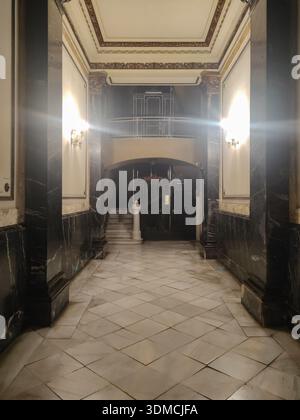 Detail der klassischen Lobby eines Wohngebäudes in der Muntaner Straße in Barcelona, ​​floor und Wanddekoration aus zweifarbigem schwarzem und weißem Marmor, Stockfoto