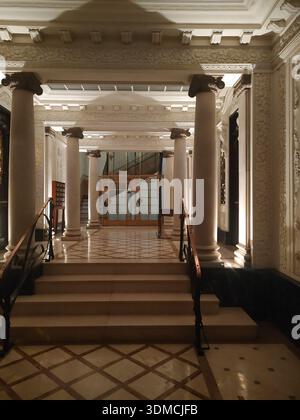 Detail der klassischen luxuriösen Lobby eines Wohngebäudes in der Muntaner Straße in Barcelona, ​​decoration im Stil römischer Säulen und Marmor Stockfoto