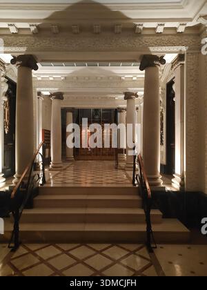 Detail einer alten Lobby eines Wohngebäudes im oberen Bereich von ​​Barcelona, ​​impressive Dekoration von Gesimsen und Säulen und Zweifel Stockfoto
