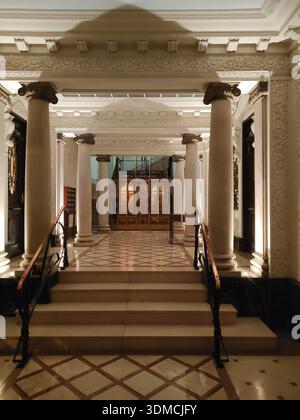 Detail der spektakulären Lobby eines Wohnblocks, eines Wohngebäudes in der Stadt Barcelona, klassischer Luxus mit römischen Säulen, dez. ​​exuding Stockfoto